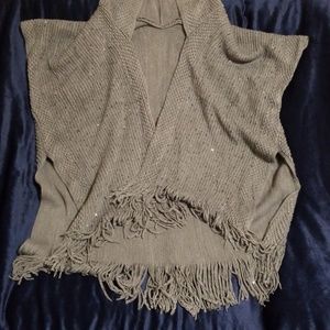 Hooded fringe shawl
